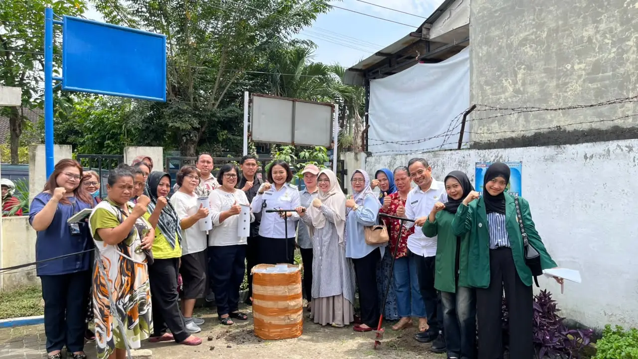 Tekan Risiko Banjir, Tim Pengabdian kepada Masyarakat Dampingi Warga Cinta Damai Buat Lubang Biopori